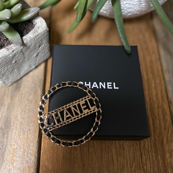 CHANEL Leather & Metal Chain Brooch from 2018 - Picture 4 of 9
